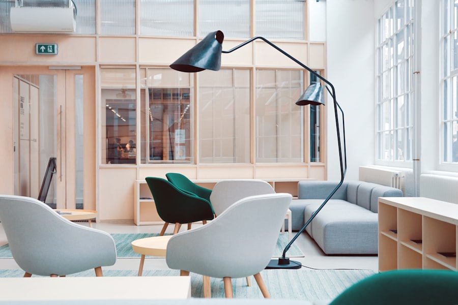 Interieur met ambachtelijk gestoffeerde meubels